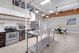 3363 E Commerce St, Unit 8042 in San Antonio, TX - Building Photo - Building Photo