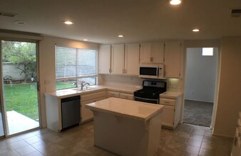 33289 Calle Langarica in Temecula, CA - Building Photo - Building Photo