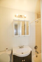 911 W Lawrence Ave, Unit #808 in Chicago, IL - Foto de edificio - Building Photo