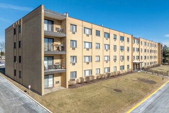 Country Club Condominiums in Countryside, IL - Building Photo - Building Photo