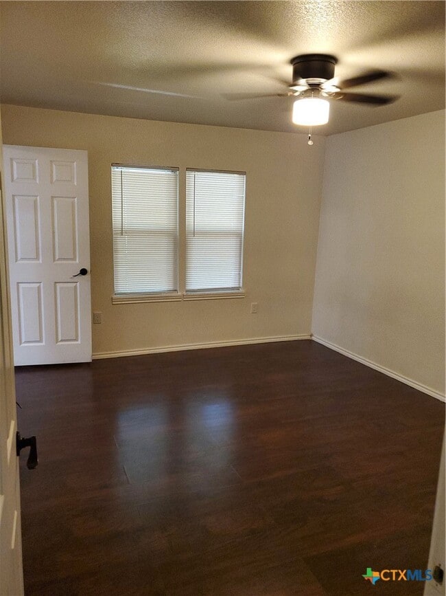 826 N Bowie St in Seguin, TX - Building Photo - Building Photo