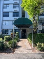 2401 Riverside Dr in Coral Springs, FL - Building Photo