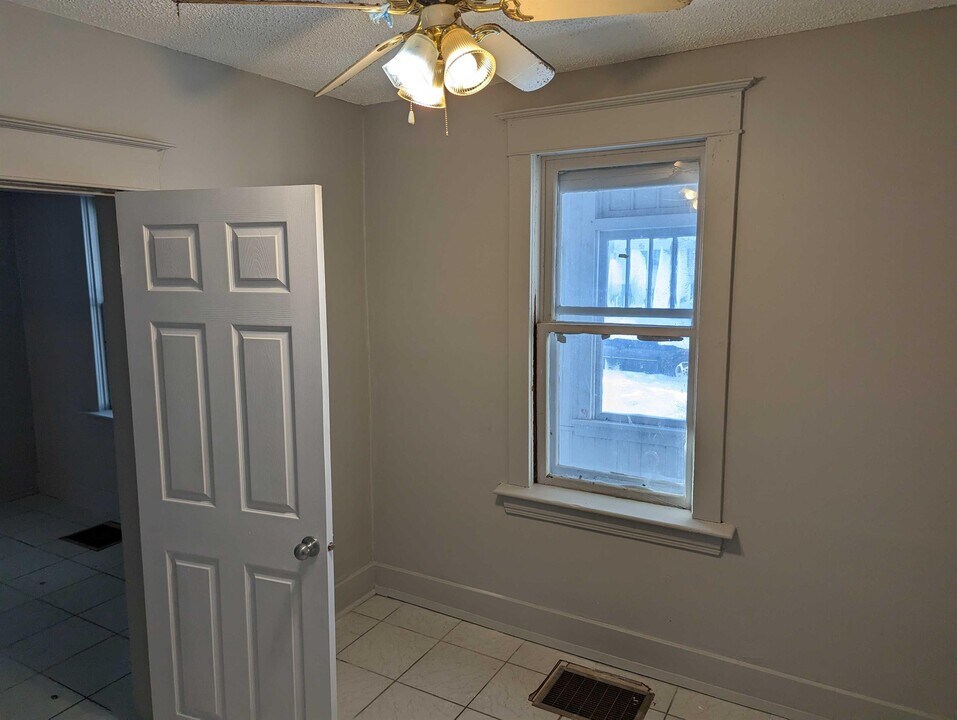 1725 Ottawa St in Regina, SK - Building Photo