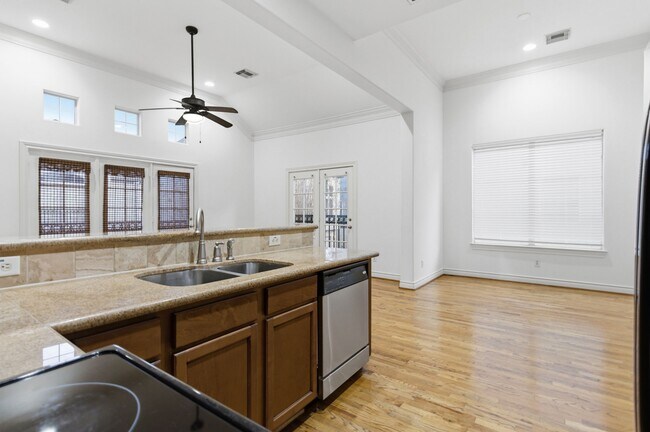 1303 Sherwood Point Ln in Houston, TX - Building Photo - Building Photo