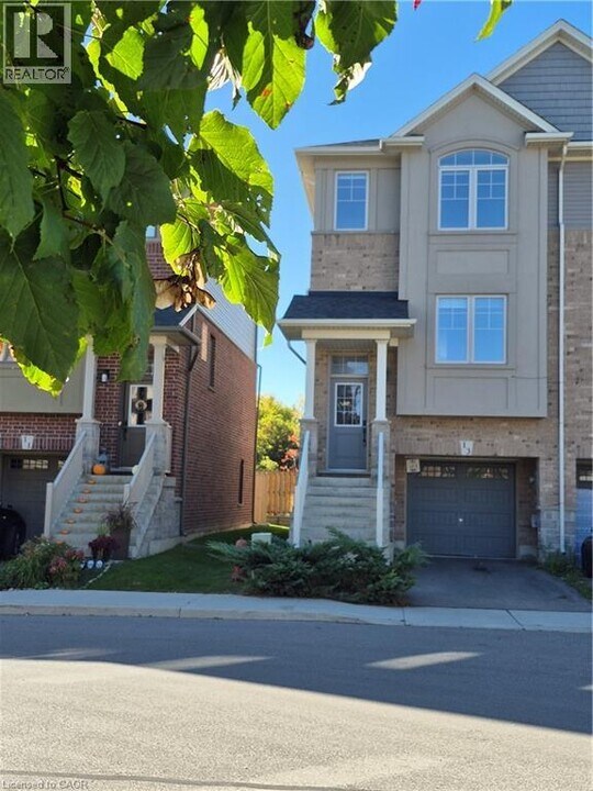 13 Barley Ln in Hamilton, ON - Building Photo