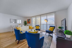 1 SE 12th St in Miami, FL - Building Photo