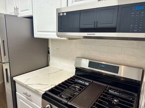 3945 Lyndhurst Dr, Unit 304 in Fairfax, VA - Foto de edificio - Building Photo