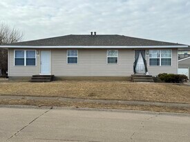 671 W 64th St, Unit 671 in Davenport, IA - Building Photo