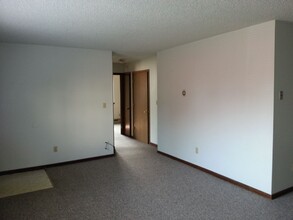 Claremont Apartments in Iowa City, IA - Foto de edificio - Interior Photo