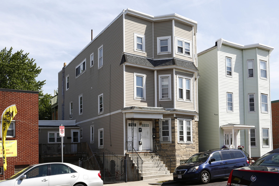 958 Saratoga St in East Boston, MA - Building Photo