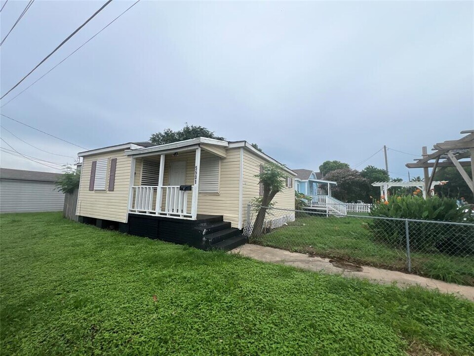 5501 Menard Ave in Galveston, TX - Foto de edificio