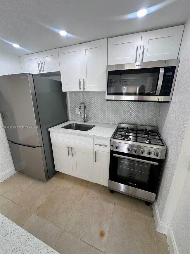 9064 Collins Ave in Miami Beach, FL - Building Photo - Building Photo