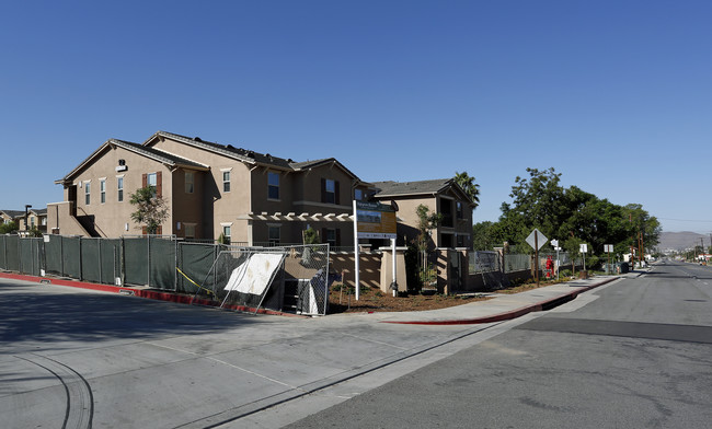 Highgrove Blossom Apartments in Riverside, CA - Foto de edificio - Building Photo