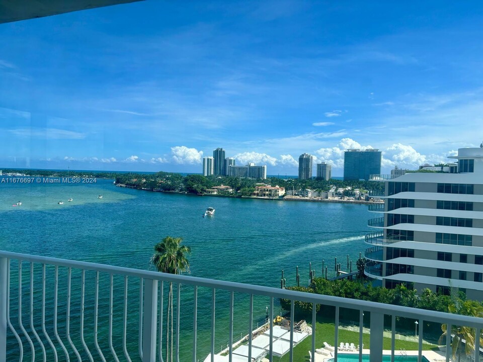 10350 W Bay Harbor Dr, Unit 9D in Bay Harbor Islands, FL - Foto de edificio