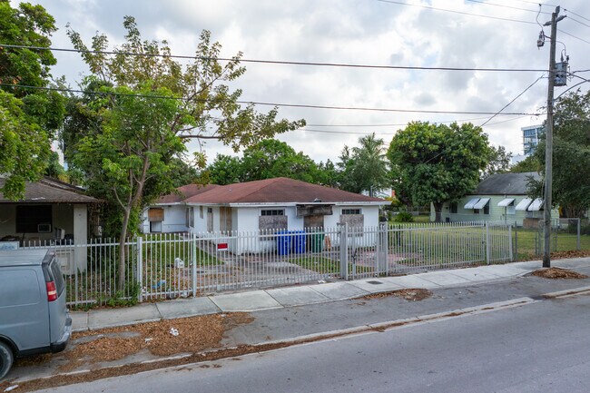 130 NW 30th St in Miami, FL - Building Photo - Building Photo