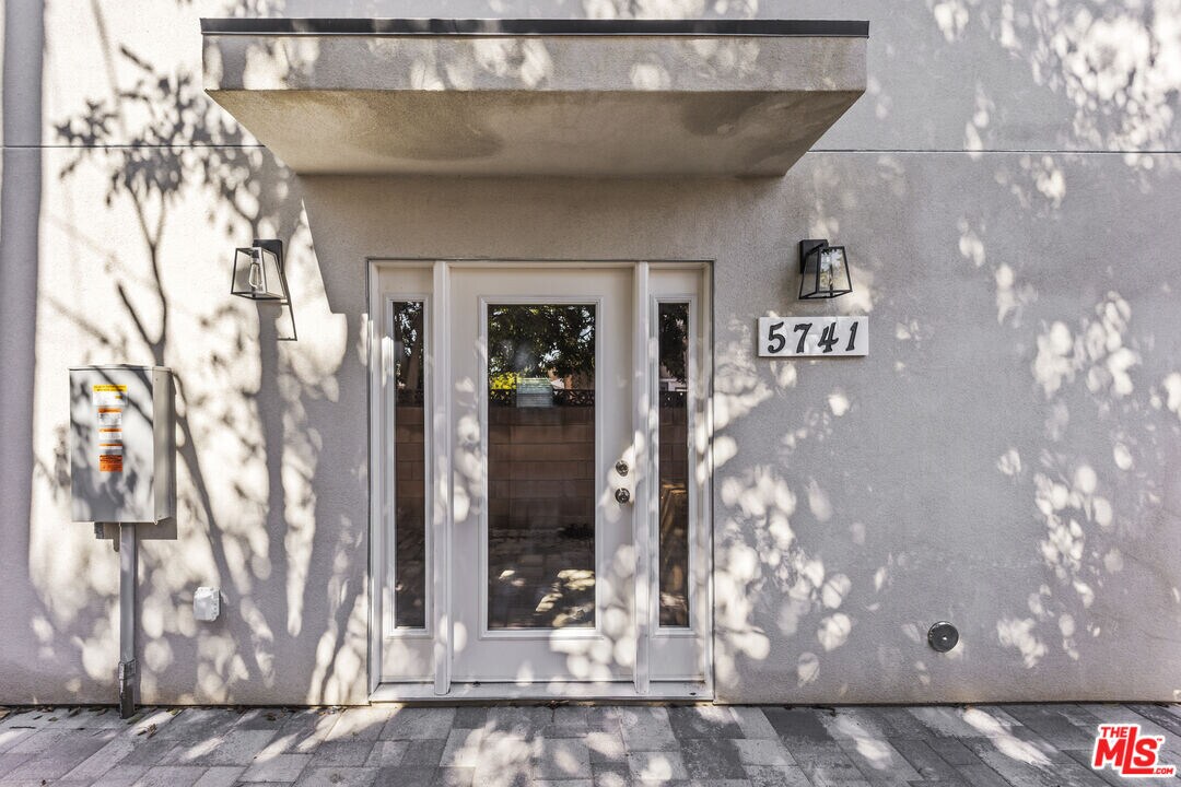 5741 Simpson Ave in Los Angeles, CA - Building Photo