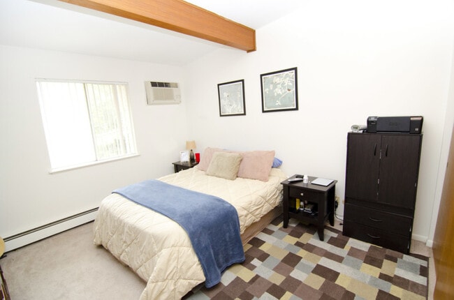 Highland Apartments in East Lansing, MI - Foto de edificio - Building Photo