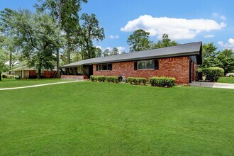 1703 N Roberson St in Conroe, TX - Building Photo - Building Photo