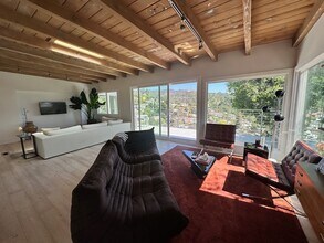 2030 Paramount Dr in Los Angeles, CA - Foto de edificio - Building Photo