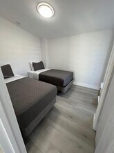 1214 NE 180th St in North Miami Beach, FL - Building Photo - Building Photo