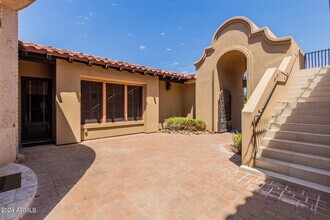 6215 E Turquoise Ave in Paradise Valley, AZ - Foto de edificio - Building Photo