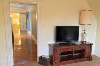827 N. Highland Ave., Unit 3rd Fl. in Pittsburgh, PA - Building Photo - Building Photo