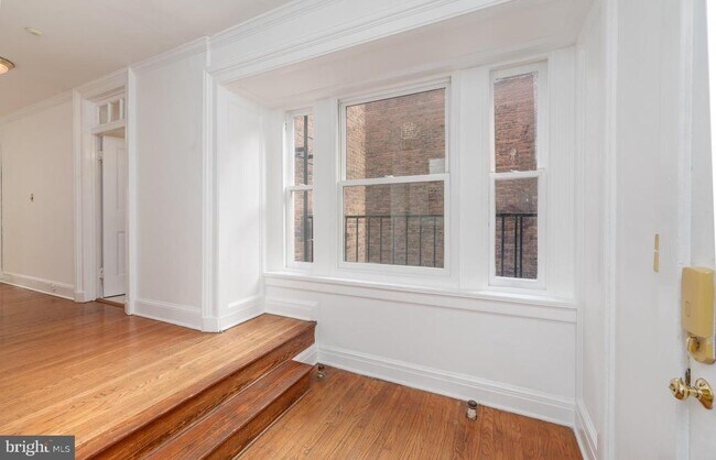 8 W Madison St, Unit 41 in Baltimore, MD - Building Photo - Building Photo