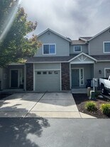 1211 Yorktown Ln in Medford, OR - Building Photo