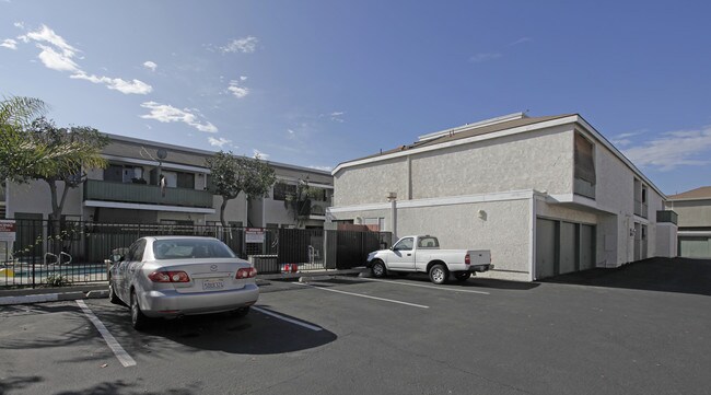 Westbay Eldon Apartments in Costa Mesa, CA - Foto de edificio - Building Photo