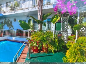 8576 Holloway Dr in West Hollywood, CA - Foto de edificio - Building Photo