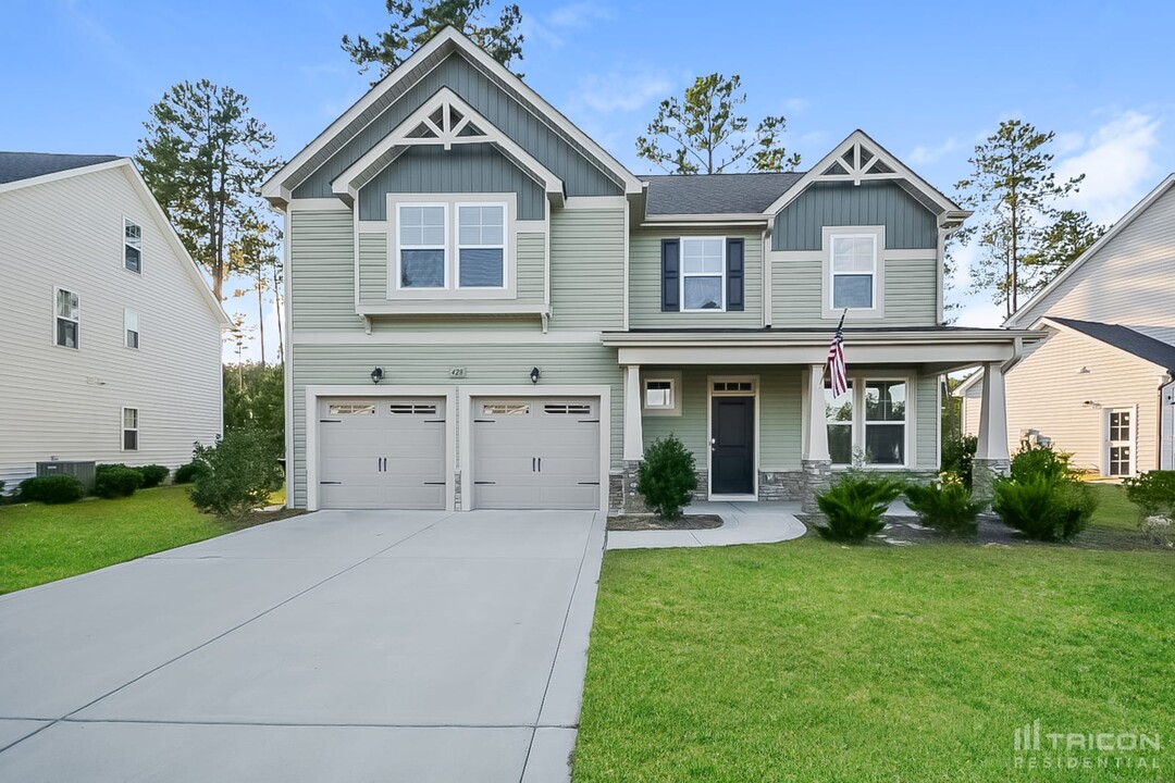 428 Timber Skip Dr in Spring Lake, NC - Building Photo