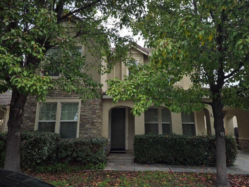 3381 Mas Amilos Way in Sacramento, CA - Building Photo