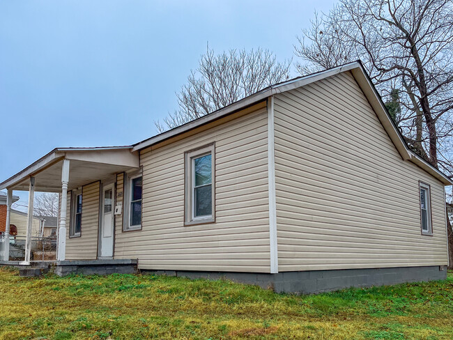 2125 Dupuy Rd in Petersburg, VA - Foto de edificio - Building Photo