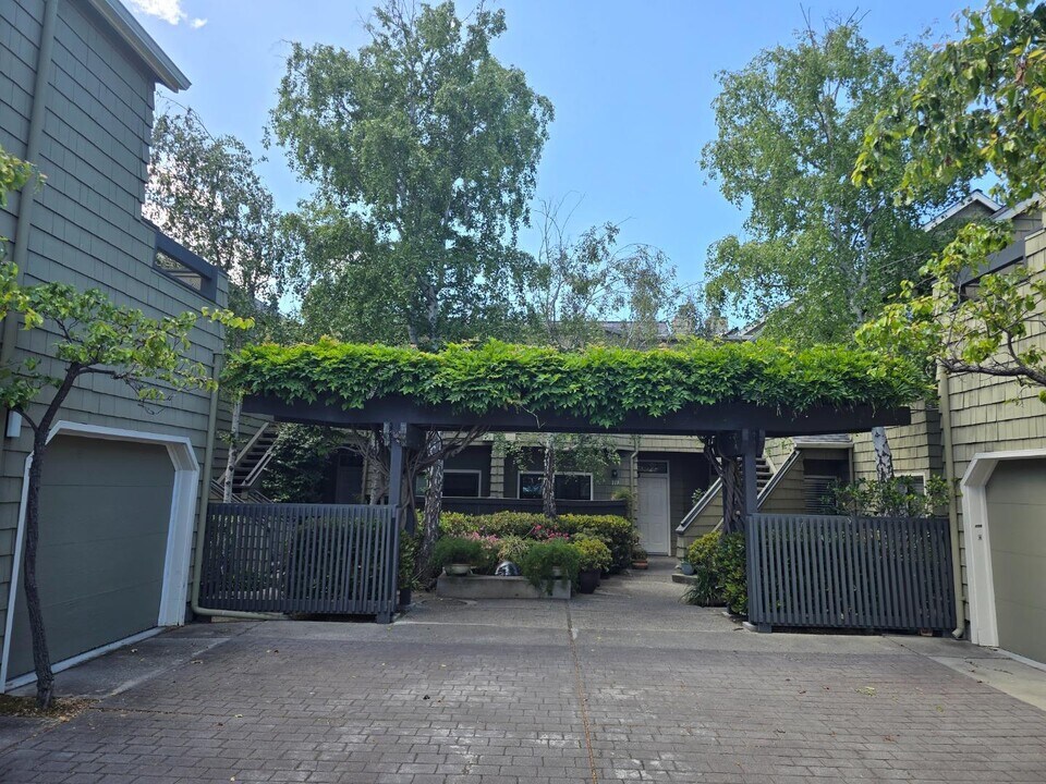 119 Harbor Seal Ct in San Mateo, CA - Building Photo