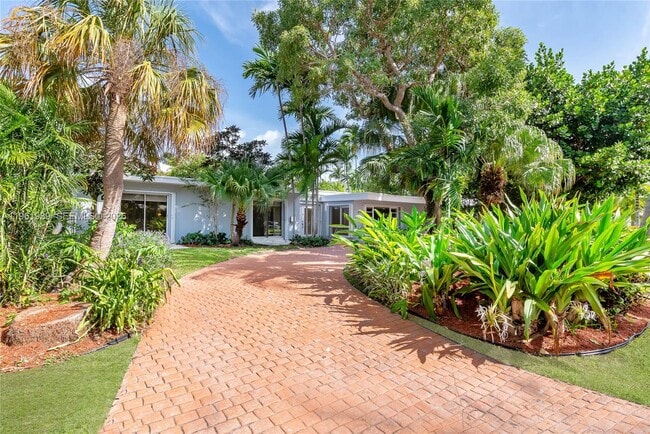 310 Harbor Ct in Key Biscayne, FL - Building Photo - Building Photo