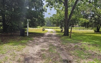 225 Pecan Ln in Lake City, FL - Foto de edificio - Building Photo