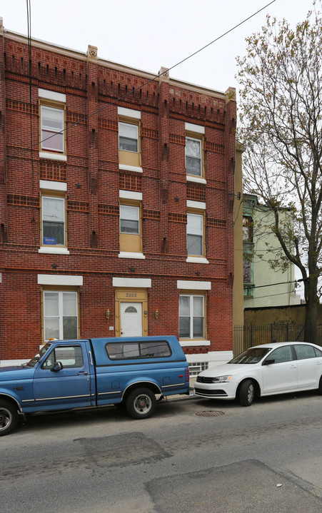 2005 N 16th St in Philadelphia, PA - Foto de edificio