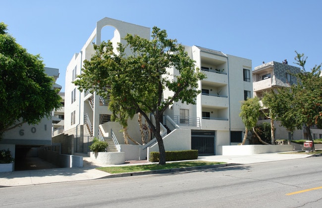 611 E Angeleno Apartments in Burbank, CA - Foto de edificio - Building Photo