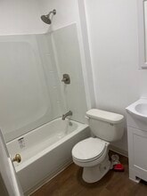 24 Henry St, Unit 2 in New Britain, CT - Foto de edificio - Building Photo