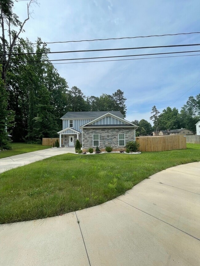 5120 Lakeview Rd in Charlotte, NC - Building Photo - Building Photo