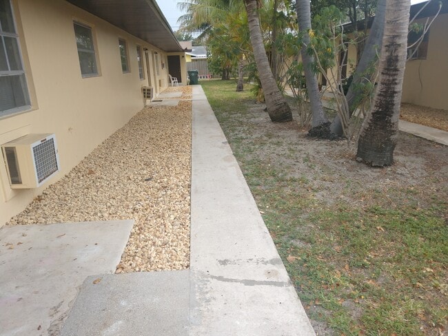 240-260 NW 40th Ct in Oakland Park, FL - Building Photo - Building Photo