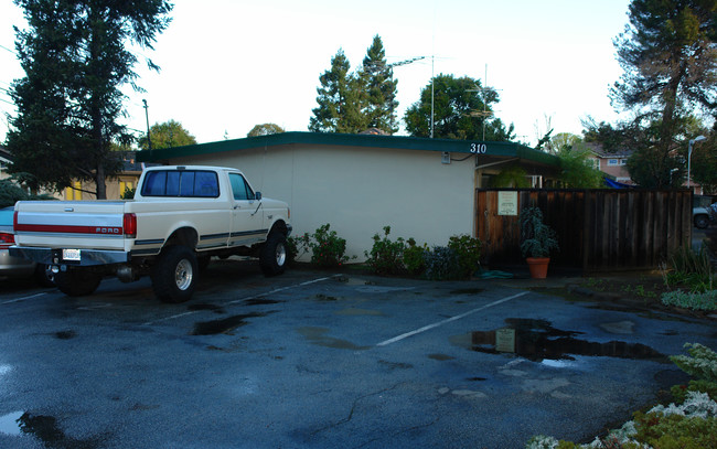 310 Gladys Avenue in Mountain View, CA - Foto de edificio - Building Photo