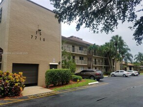 7710 NW 50th St in Lauderhill, FL - Foto de edificio - Building Photo