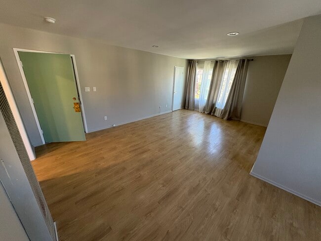 510 N Van Ness Ave, Unit 508 N. Van Ness Ave in Los Angeles, CA - Foto de edificio - Building Photo