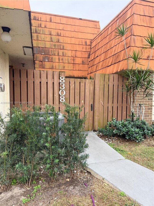 8308 N Coral Cir in North Lauderdale, FL - Building Photo - Building Photo
