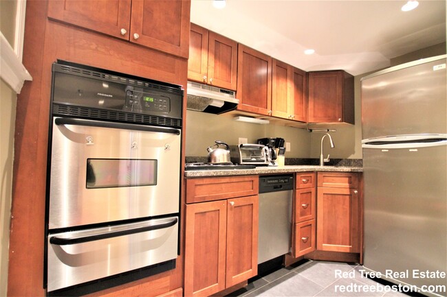 113 Beacon St, Unit 6R in Boston, MA - Building Photo - Building Photo