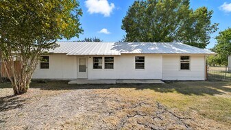 200 Valley Acres Dr in New Braunfels, TX - Building Photo