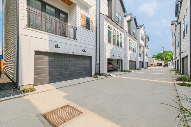 2017 Lou Ellen Ln in Houston, TX - Building Photo - Building Photo