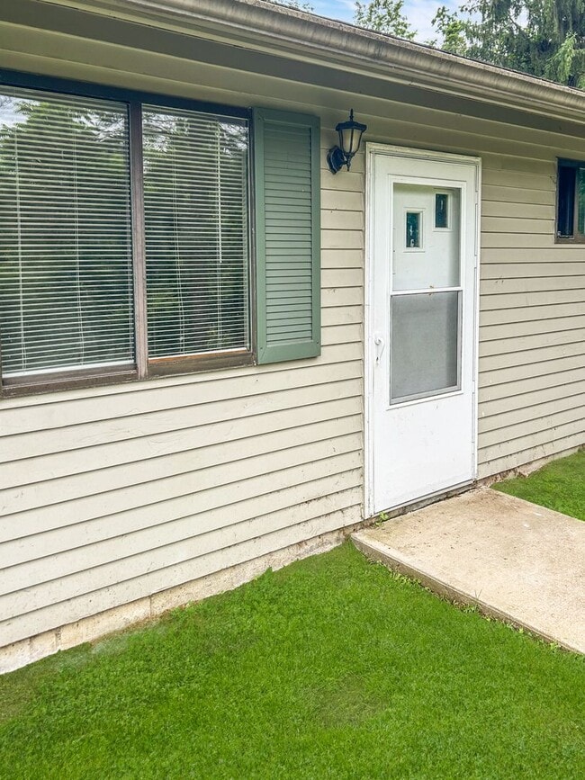 114 McLaughlin Rd in Coraopolis, PA - Building Photo - Building Photo