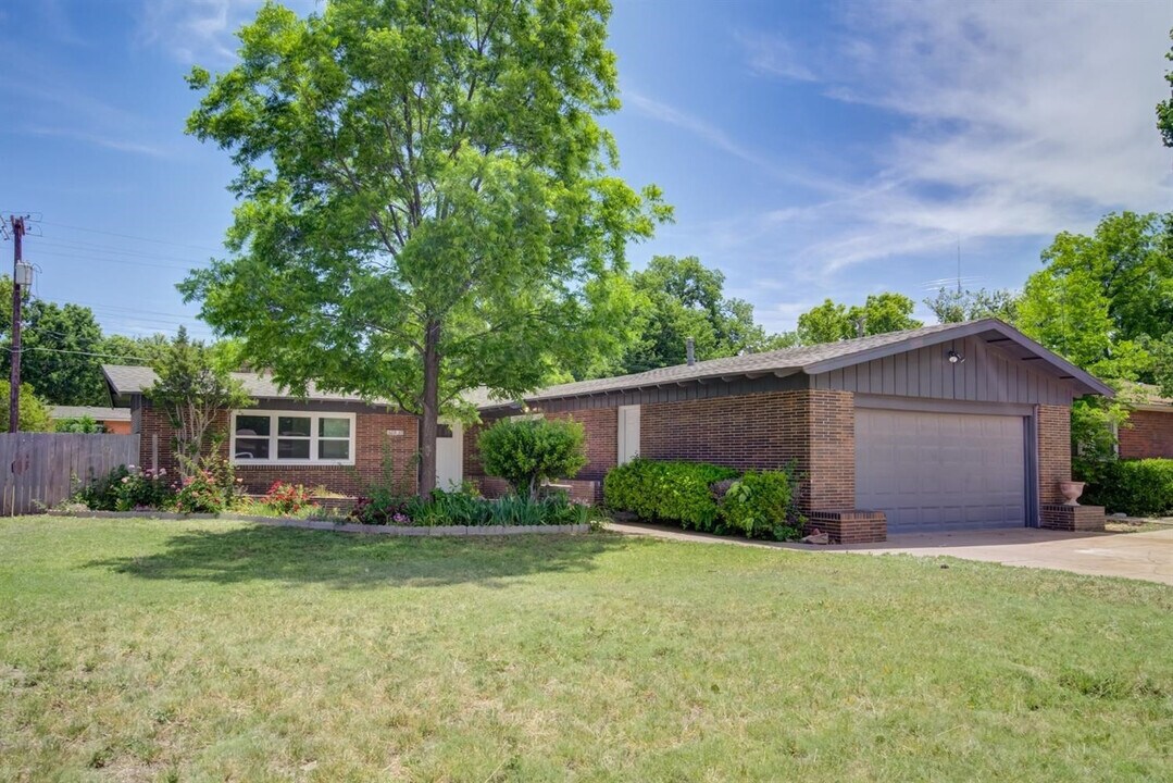 3211 37th St in Lubbock, TX - Building Photo